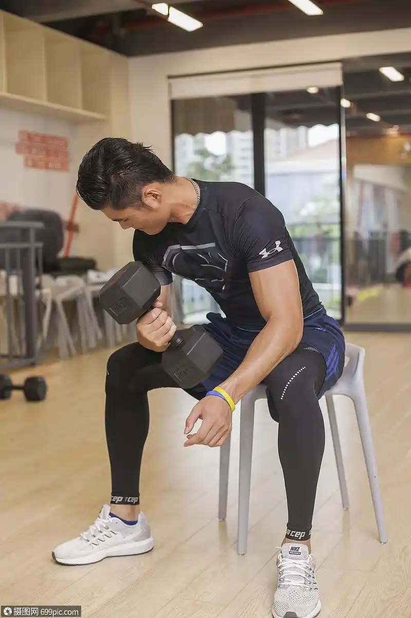 男性在健身房里健身