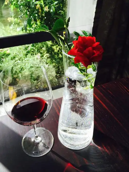 美酒与鲜花