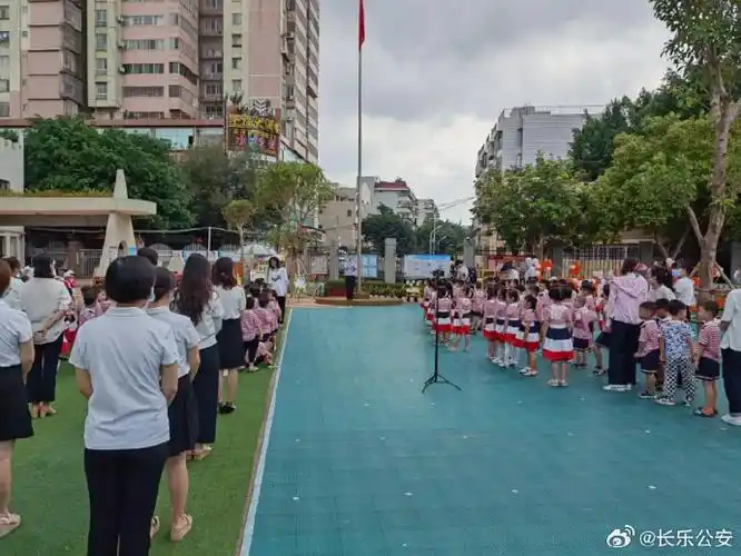 长乐区公安局城关派出所民警走进长乐区实验幼儿园,为全体师幼开展了