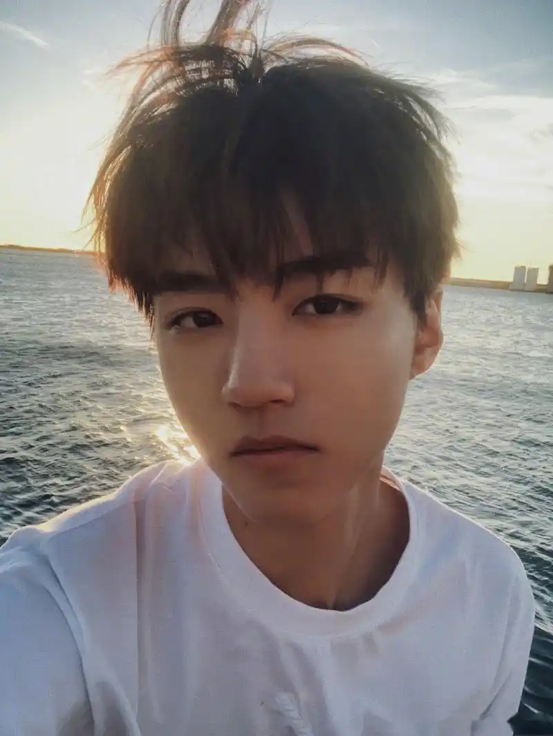 王俊凯更新微博晒自拍,并配文"18k夕阳".