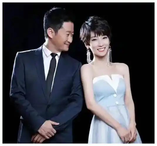 吴京西服搭配秋衣,破棒球帽配场合得体?_人生_成功_妻子