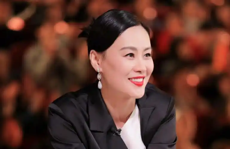 邬君梅饱经岁月沧桑,依然气质不减,不忘初心演好戏