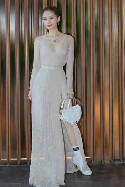 王子文个子小但身材好,穿白色时尚礼服亮相,脚踩高跟靴子好霸气