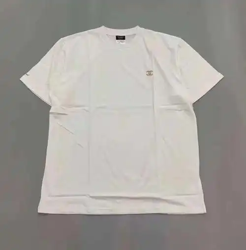 香奈儿秀场员工服,今年最新的是金标哦,每年都有剩下的工作服,金线