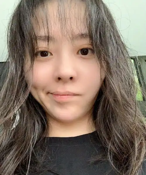 张靓颖晒素颜自拍对镜卖萌,肌肤白里透红少女感十足