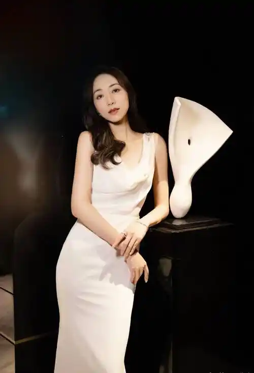 韩雪一身露肩白衣高冷气质写真_美得_网友