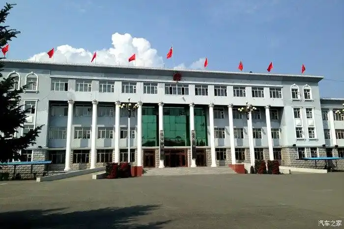 p4  塔河到了——这是县政府大楼.不是很豪华,端重,朴实