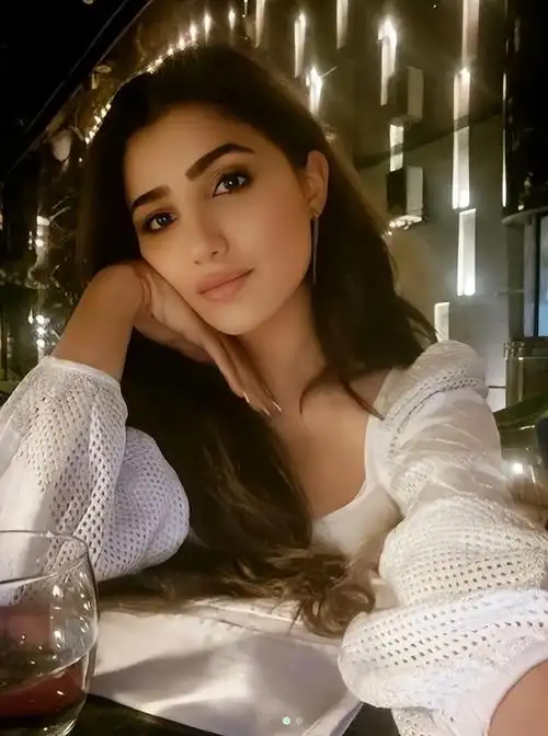 身姿彰显着女性最美的婀娜,30多岁的她已然成了最具辨识度的全球美女