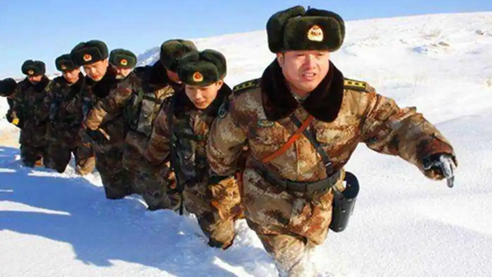 这张图是边防军们正在站岗,目的是为了不让任何一个敌人进入我们的