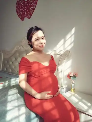 某宝上租来的衣服和自拍架,当然还有我家先生的帮拍,加上强大的美图