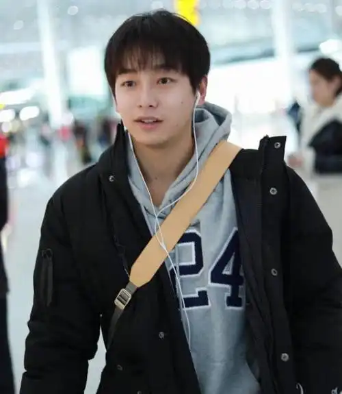 彭昱畅本人真的很胖机场照被拍到后瞬间怀疑眼睛你们被骗了