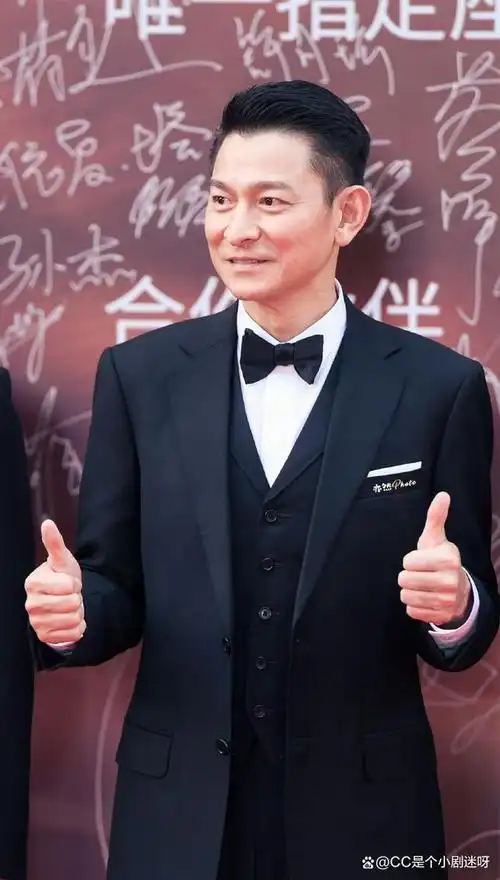 刘德华燃爆多伦多电影节红毯!与粉丝互动掀起狂潮,又帅又亲切!