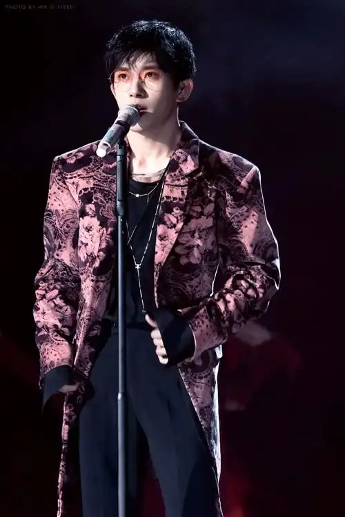 易烊千玺眼镜杀好苏 单手插兜,立 - 抖音