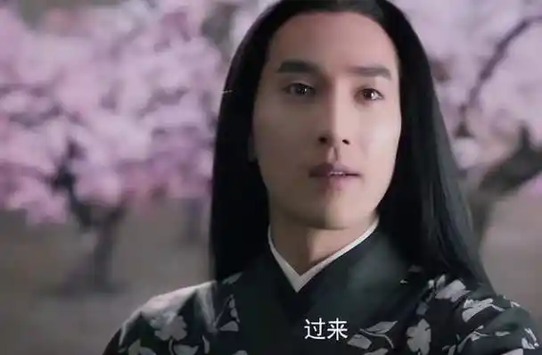 根据偶遇者的描述,很快有网友就扒出赵又廷在古装剧《三生三世》中的