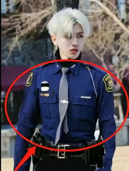 时候很明显能感受到一股军人的气质,更别说抄袭蔡徐坤穿军装的事情了