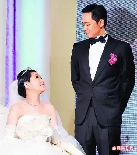 selina(左)在婚宴上与老公张承中深情凝望