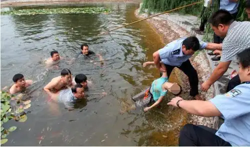 6名儿童摘菱角溺水身亡惨剧一再发生是谁害死了留守孩子