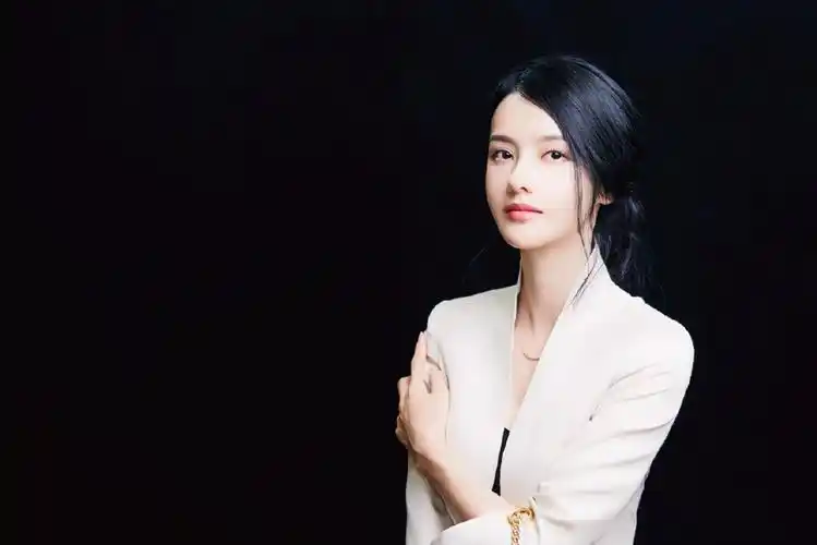 气质美女张芷溪性感知性写真,高清图片-壁纸族