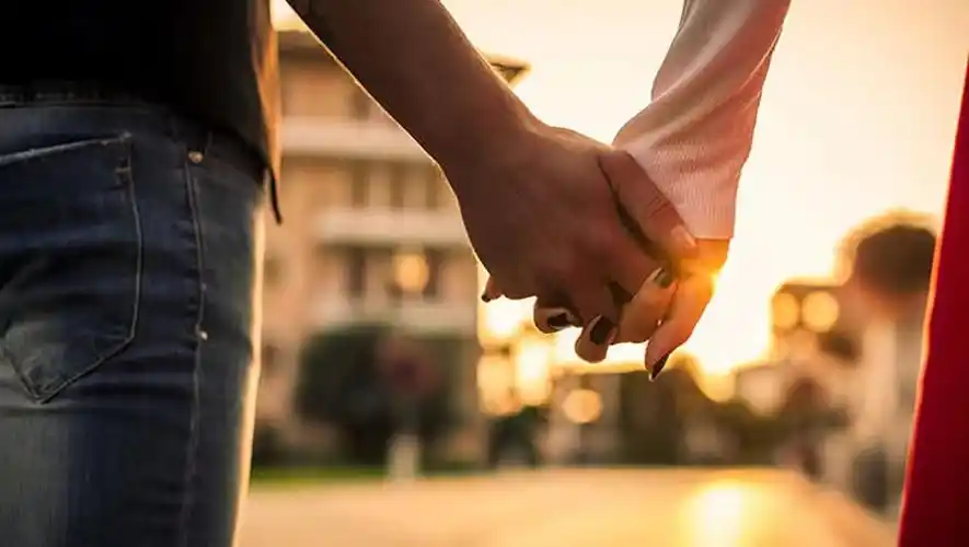 相爱的两个人,分开后不联系,谁更忍不住?