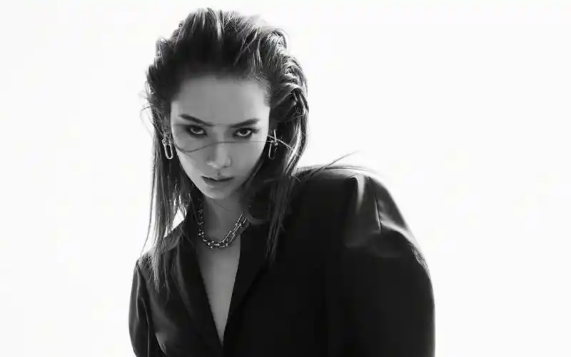 戚薇湿发烟熏妆高清桌面壁纸