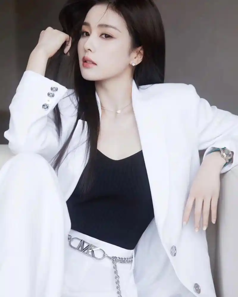 热播剧女明星白鹿近日在社交平台上分享了一组令人惊艳的照片.