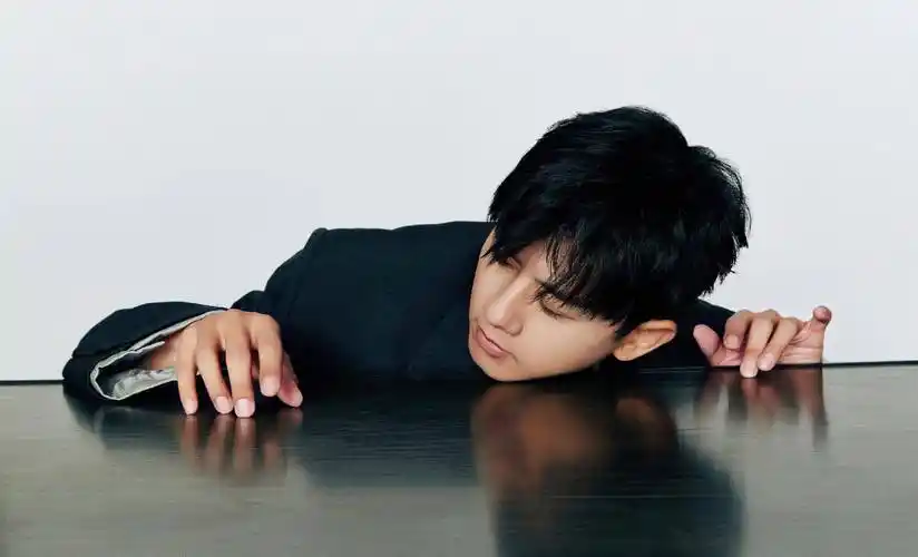 张杰首次登上《费加罗男士》封面,黑白西装皮裤,太酷了!