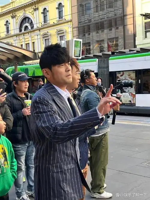 周杰伦现身墨尔本街头录制综艺 西装白裤状态俱佳