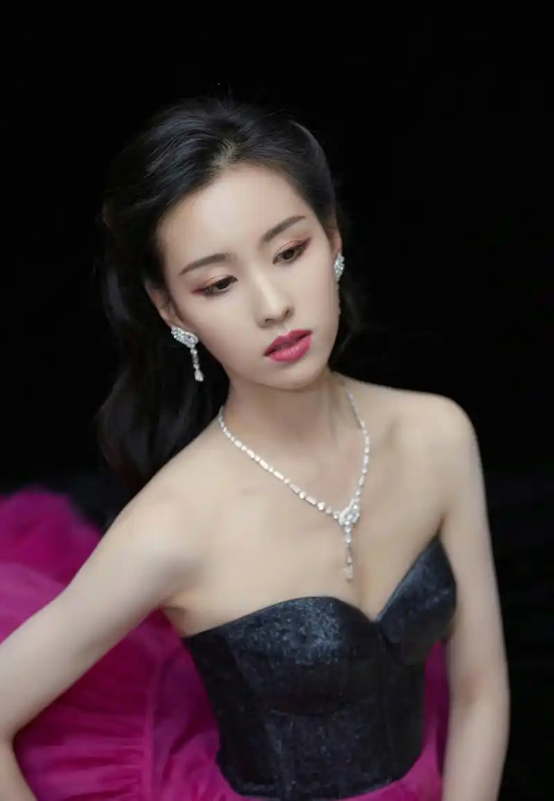 陈都灵,黑色抹胸裙,裙摆粉红色设计,性感迷人!