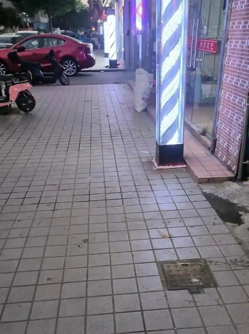 有没有人知道,为什么理发店门口都装这个灯是干嘛的?