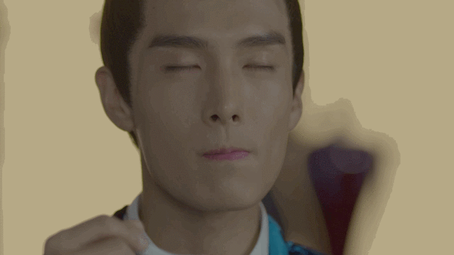 男人逗比抿嘴搞笑gif动图_动态图_表情包下载_soogif