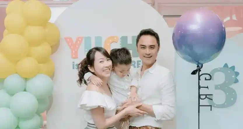 与老婆穿情侣装看房,王婷萱怀抱女儿不插话好温柔_妻子_孩子_一家