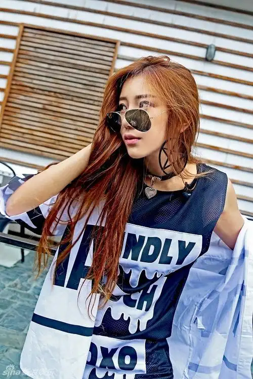 全新写真中,程诗迦身着"战靴紧身装",帅气形象充分展露,气场十足.