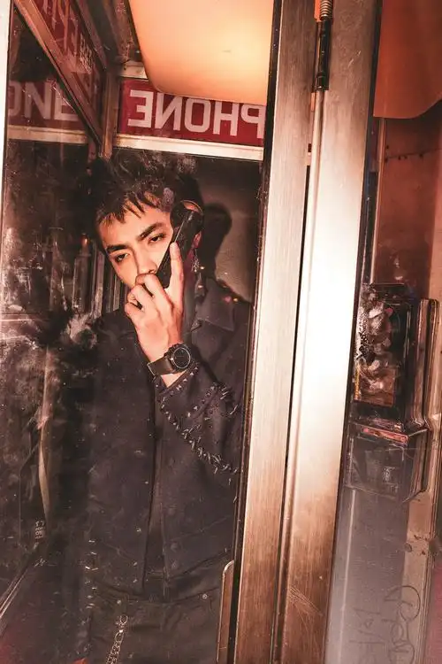 吴亦凡最新写真曝光复古画风劲酷有型