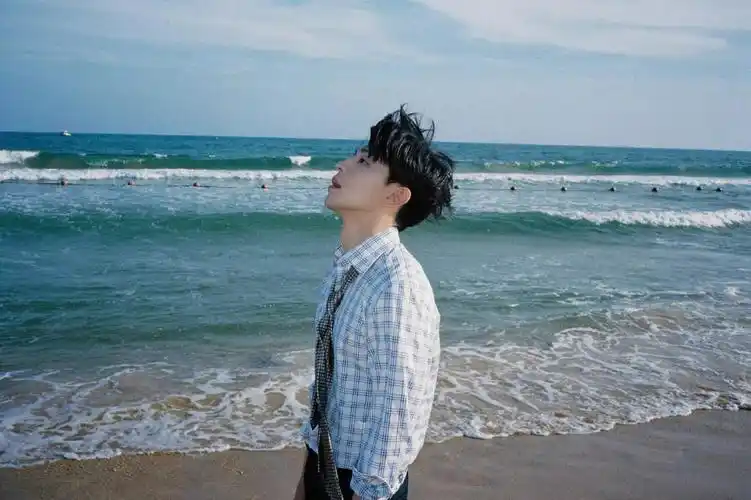 邓伦海边时尚写真