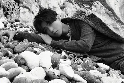 王俊凯封面大片曝光英伦风造型帅气高冷越来越有男人味了