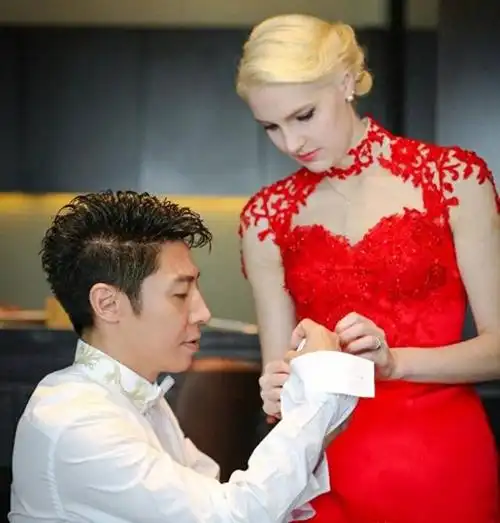 撒贝宁与他的妻子一同前往机场.