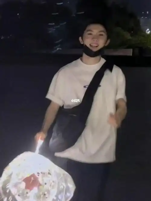 看到嘉祺那么开心我就超级开心,不想为私生和双标楼丝生气了,他们双标