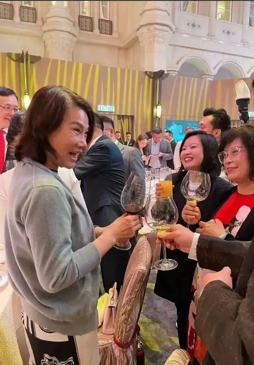 同款还有一件粉白色,她身上穿得是黑白款,大方格图案上面还有印花