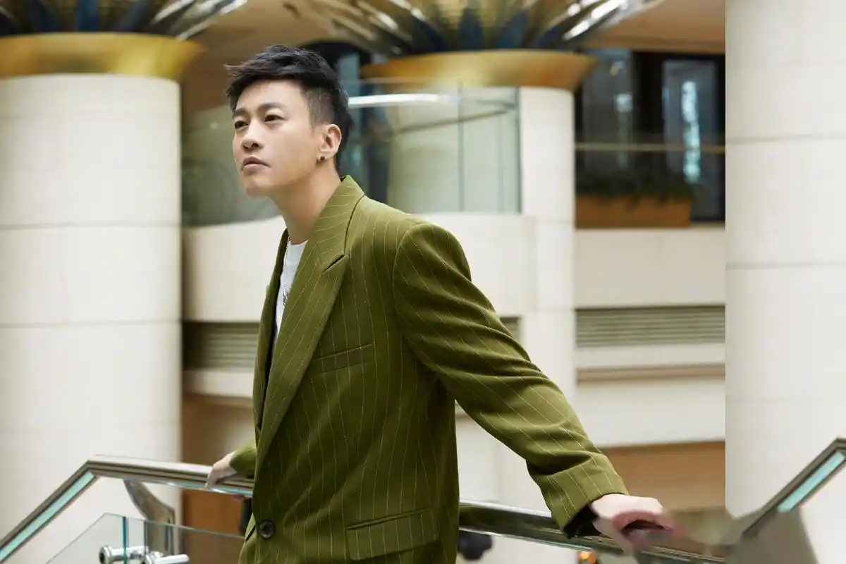 10月12日,演员何润东帅气亮相电影《征途》发布会何润东饰演的楚家军