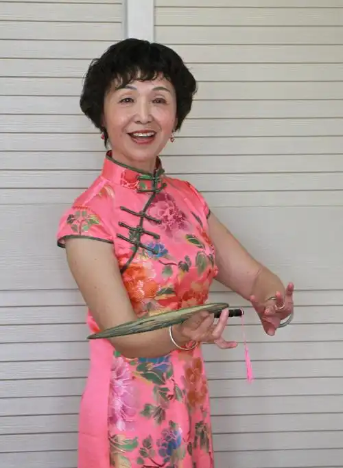 妈妈,女儿穿旗袍也很美!