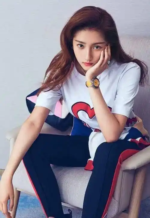 而在这期间关晓彤也是参演了《好先生》 《搭错车》 《老师晚上好》