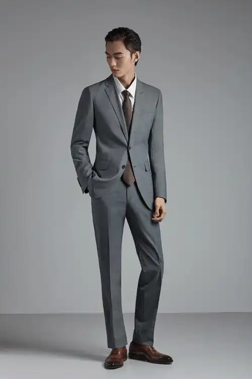 经典灰西装也能玩出新花样_灰色
