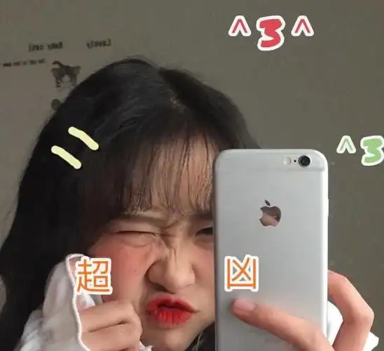 张头像中的女生正在自拍,只见她眯着一只眼睛,嘟着嘴巴,显得十分可爱