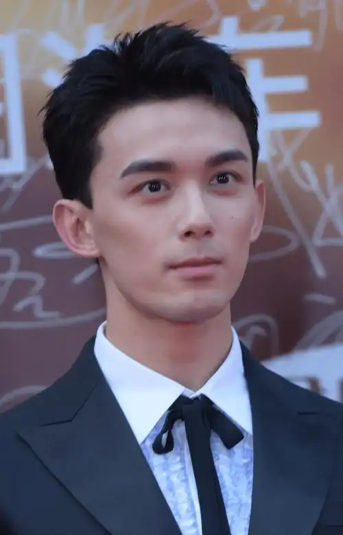 状态也很好,元气满满的~范丞丞看起来状态也不错,但是鼻子的山根