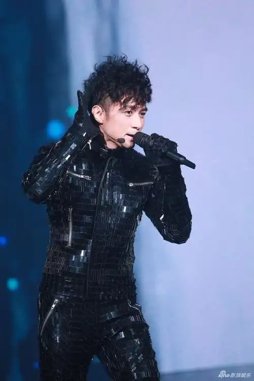 古巨基红馆开唱郑伊健助阵 称受伤后有阴影