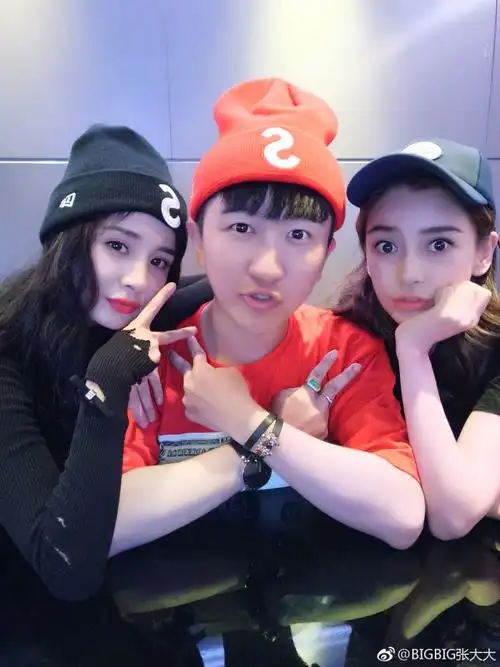 baby杨幂合影张大大小表情不断 三人互怼欢乐多