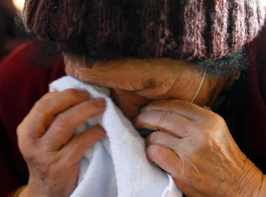 一名从地震灾区被疏散的老人在哭泣