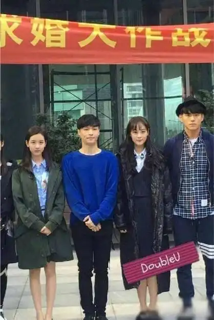 把手偷藏起来!张艺兴被女神挽手全程僵硬