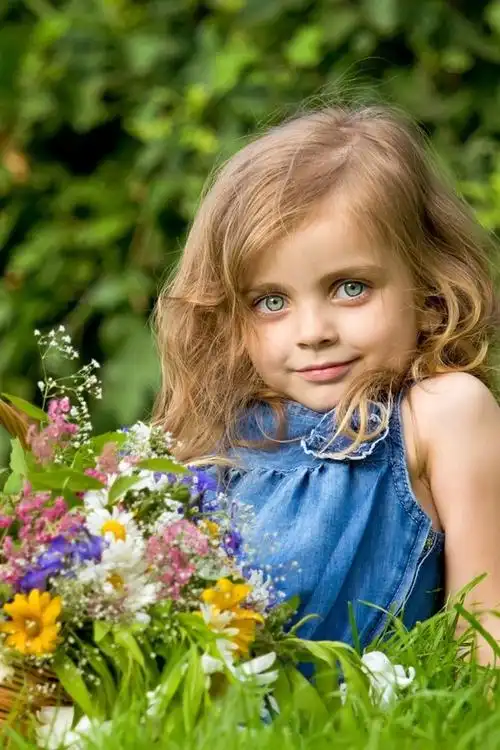 夏天可爱的金发小女孩 iphone 壁纸