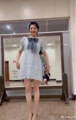 47岁方琼穿短裙秀热舞涂大红唇姿势性感一双嫩白长腿超吸睛